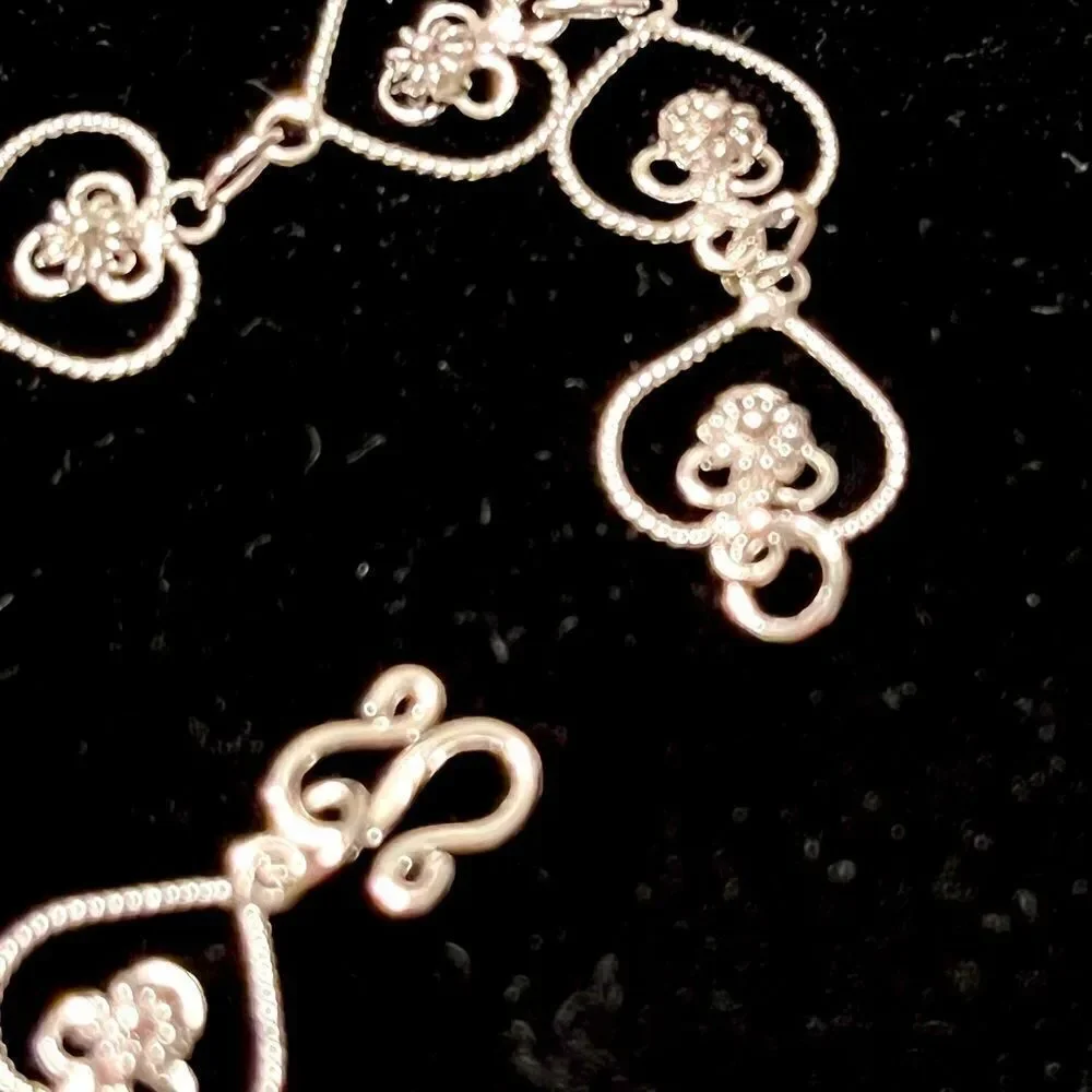 7-inch Silver-Tone Simple Elegant Heart Clasped Timeless Chain Bracelet